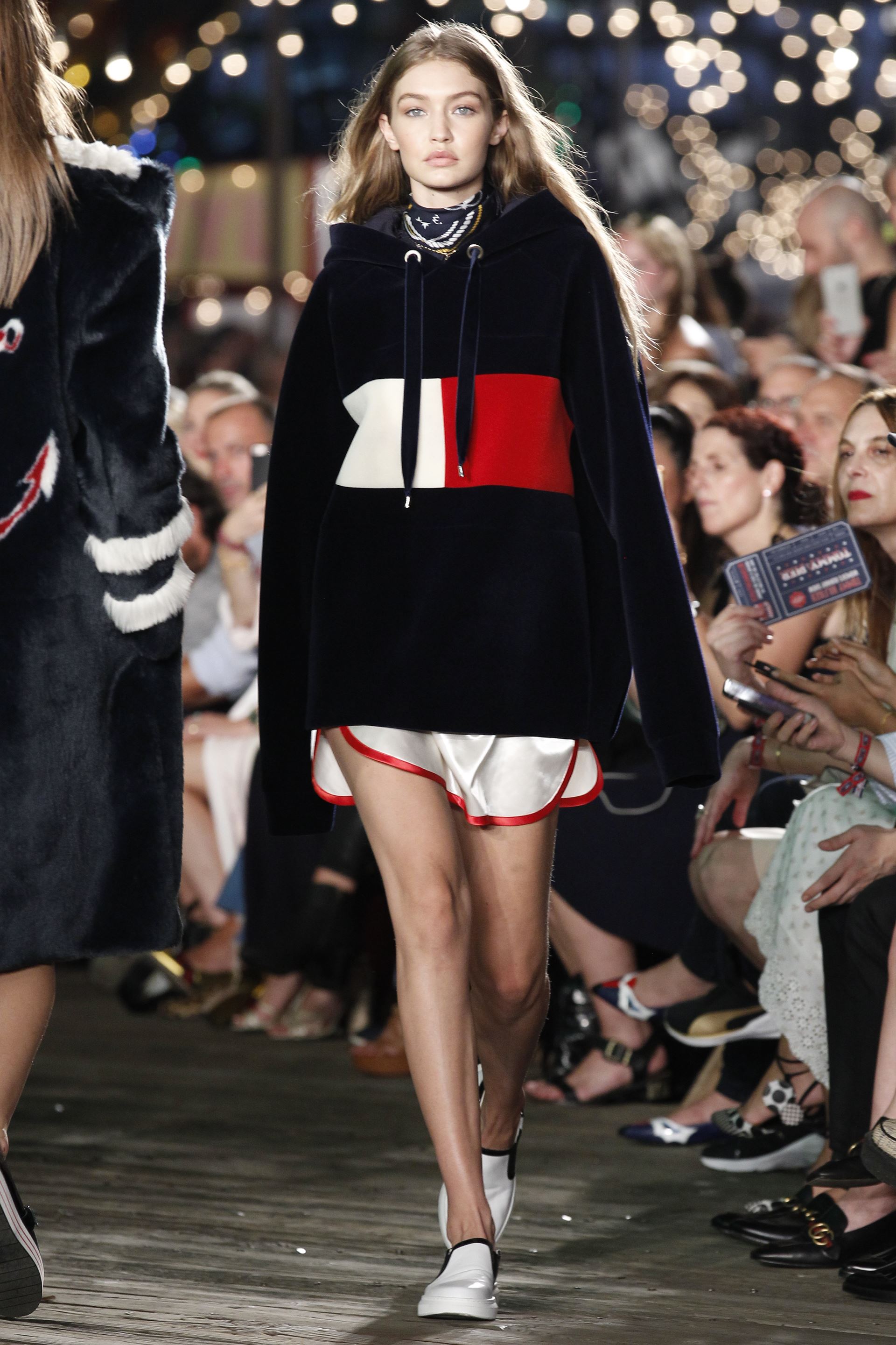 faldskærm facet cement New York Fashion Week Celebrates Red, White and Blue: Tommy Hilfiger and  Gigi Hadid Break The Rules | Hollywood Glam Magazine